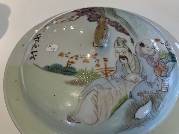 Een Chinese doucai vaas en een qianjiang cai dekselpot, 19/20e eeuw