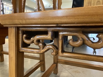 Een paar Chinese 'hoefijzer' stoelen in olm, Republiek