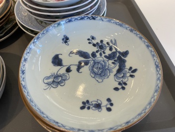 Een diverse collectie Chinese borden, koppen en schotels, Kangxi en later
