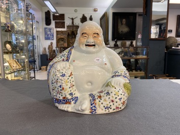 Sculpture de Bouddha en porcelaine de Chine famille rose sur socle en bois, marque de Zhu Mao Ji Zao 朱茂記造, R&eacute;publique