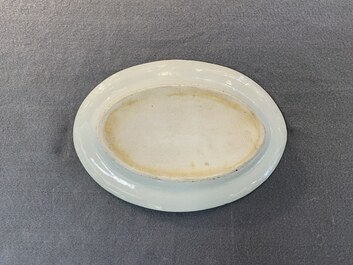 Een Chinese ovalen Canton famille rose schotel, 19e eeuw