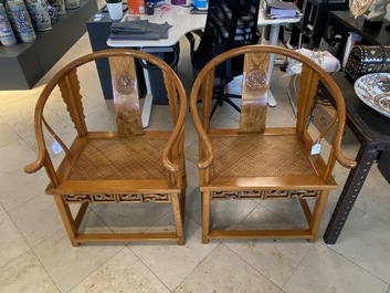 Een paar Chinese 'hoefijzer' stoelen in olm, Republiek