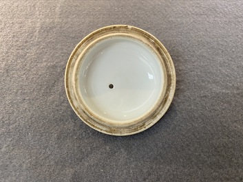 Een Chinese famille rose 'draken' theepot met deksel, Qingwan 清玩 merk, 19e eeuw