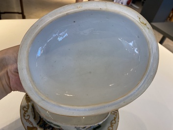 Een Chinese famille rose 'Valentijnsduiven' dekselterrine op onderschotel, Qianlong