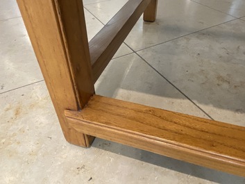 Een paar Chinese 'hoefijzer' stoelen in olm, Republiek