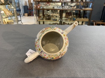 Een fijne Chinese famille rose theepot met mandarijns decor, Qianlong