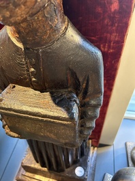 Sculpture d'un moine au coffret en bois dor&eacute; et polychrom&eacute;, probablement Espagne, 16&egrave;me