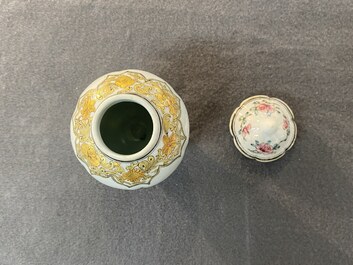 Een Chinese famille rose theebus met een vogel op een rots, Yongzheng