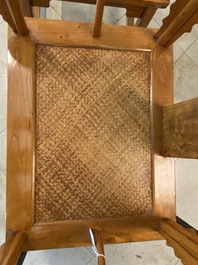 Een paar Chinese 'hoefijzer' stoelen in olm, Republiek