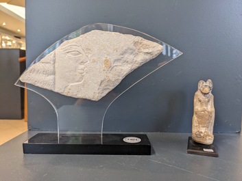 Une sculpture d'Anoubis, deux fragments de sarcophages et un fragment d'un bas-relief, Egype, Basse &eacute;poque
