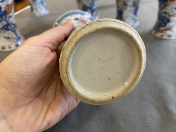 Een Chinees Imari-stijl kaststel van zes vazen met floraal decor, Kangxi