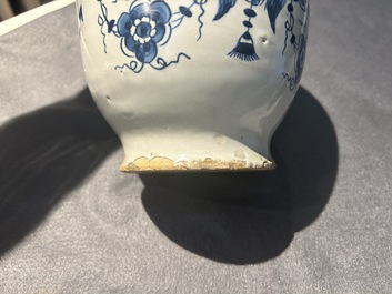 Een blauw-witte Engelse Delftware apothekerspot, wellicht Londen, 18e eeuw