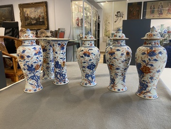 Een Chinees Imari-stijl kaststel van zes vazen met floraal decor, Kangxi