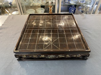 Echiquier de Xiangqi en bois incrust&eacute; de nacre, Chine, 19&egrave;me