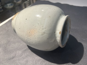 Een blauw-witte Engelse Delftware apothekerspot, wellicht Londen, 18e eeuw