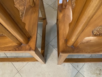 Een paar Chinese 'hoefijzer' stoelen in olm, Republiek