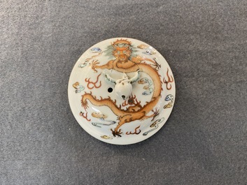 Een Chinese famille rose 'draken' theepot met deksel, Qingwan 清玩 merk, 19e eeuw