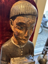 Sculpture d'un moine au coffret en bois dor&eacute; et polychrom&eacute;, probablement Espagne, 16&egrave;me