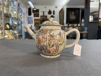 Een fijne Chinese famille rose theepot met mandarijns decor, Qianlong