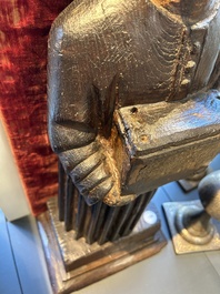 Sculpture d'un moine au coffret en bois dor&eacute; et polychrom&eacute;, probablement Espagne, 16&egrave;me