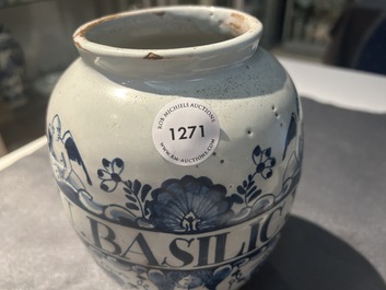 Een blauw-witte Engelse Delftware apothekerspot, wellicht Londen, 18e eeuw