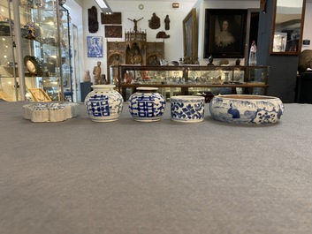 Vijf stukken Chinees blauw-wit porselein, Kangxi en later
