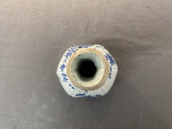 Zeven stukken Chinees blauw-wit porselein, Kangxi/Qianlong