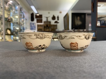 Een paar Chinese famille rose koppen en schotels met tortelduiven, Qianlong