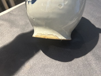 Een blauw-witte Engelse Delftware apothekerspot, wellicht Londen, 18e eeuw