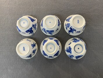 Zes Chinese blauw-witte koppen en schotels met dames met hondjes, Kangxi