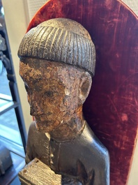 Sculpture d'un moine au coffret en bois dor&eacute; et polychrom&eacute;, probablement Espagne, 16&egrave;me