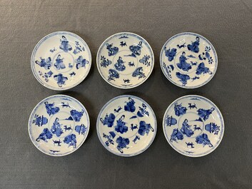 Zes Chinese blauw-witte koppen en schotels met dames met hondjes, Kangxi