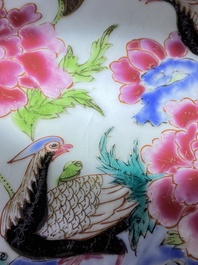 Een Chinese famille rose schotel en een paar borden, Yongzheng
