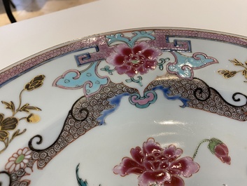 Een Chinese famille rose schotel en een paar borden, Yongzheng
