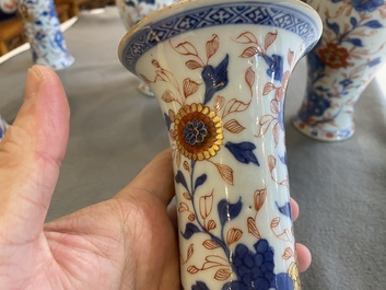 Een Chinees Imari-stijl kaststel van zes vazen met floraal decor, Kangxi