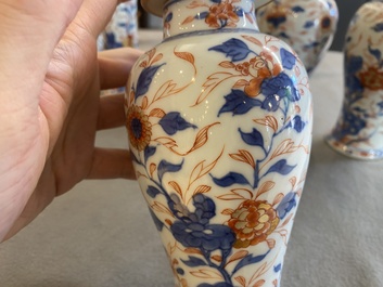 Een Chinees Imari-stijl kaststel van zes vazen met floraal decor, Kangxi