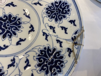 Een Chinese famille rose 'honderd vleermuizen' schotel en een blauw-wit 'lotus' bord, Guangxu merk en periode