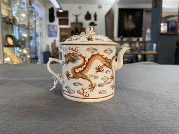 Een Chinese famille rose 'draken' theepot met deksel, Qingwan 清玩 merk, 19e eeuw