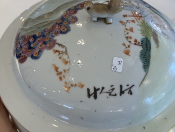 Een Chinese doucai vaas en een qianjiang cai dekselpot, 19/20e eeuw