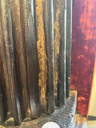 Sculpture d'un moine au coffret en bois dor&eacute; et polychrom&eacute;, probablement Espagne, 16&egrave;me
