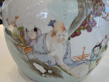 Een Chinese doucai vaas en een qianjiang cai dekselpot, 19/20e eeuw