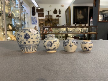 Vier Chinese blauw-witte vaasjes, Ming