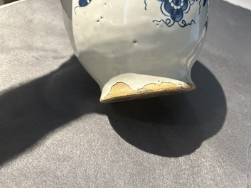Een blauw-witte Engelse Delftware apothekerspot, wellicht Londen, 18e eeuw