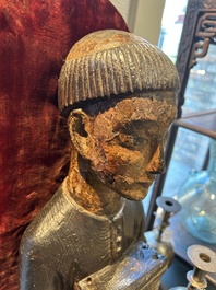 Sculpture d'un moine au coffret en bois dor&eacute; et polychrom&eacute;, probablement Espagne, 16&egrave;me