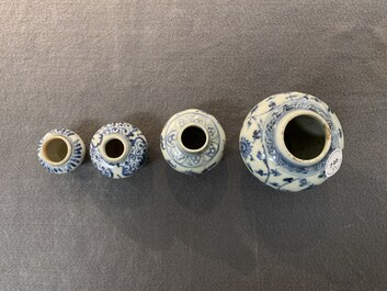 Vier Chinese blauw-witte vaasjes, Ming