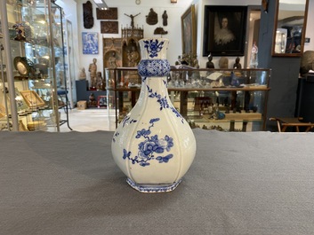 Zeven stukken Chinees blauw-wit porselein, Kangxi/Qianlong
