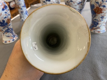 Een Chinees Imari-stijl kaststel van zes vazen met floraal decor, Kangxi