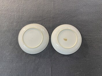 Een paar Chinese famille rose koppen en schotels met tortelduiven, Qianlong