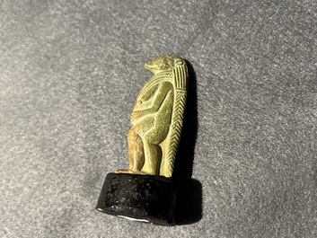 Une sculpture d'Osiris en pierre verte, une de Thot en fritte verte et une scarab&eacute;e en st&eacute;atite, Egypte, Nouvel Empire &agrave; p&eacute;riode ptol&eacute;ma&iuml;que