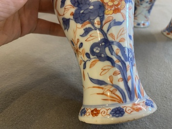 Een Chinees Imari-stijl kaststel van zes vazen met floraal decor, Kangxi
